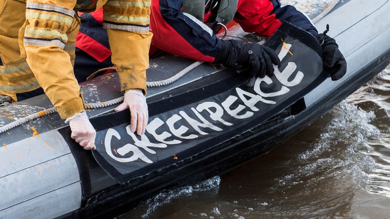 Ein Schlauchboot mit der Aufschrift Greenpeace.