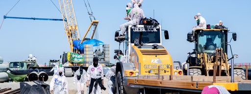 Aktivisten besetzen mehrere Baufahrzeuge auf der Baustelle für die geplante Gaspipeline am Jade-Weser-Port