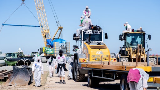 Aktivisten besetzen mehrere Baufahrzeuge auf der Baustelle für die geplante Gaspipeline am Jade-Weser-Port
