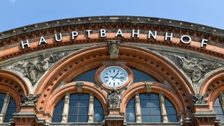 Eine große Uhr am Hauptbahnhof in Bremen