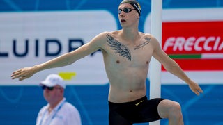 Schwimm-Olympiasieger Florian Wellbrock macht sich locker vor dem Vorlaufstart über 1.500 Meter Freistil bei der EM in Rom.