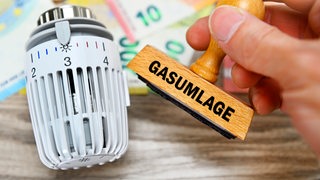 Auf einem Stempel steht das Wort "Gasumlage".