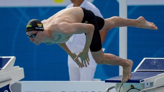 Olympiasieger Florian Wellbrock springt beim 1.500-Meter-Vorlauf ins Becken.