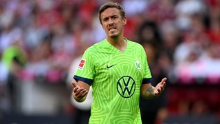 Wolfsburg-Spieler Max Kruse verzieht auf dem Platz unzufrieden das Gesicht.