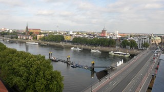 Luftbild zeigt den Blick auf die Bürgermeister-Smidt-Brücke und die Weser