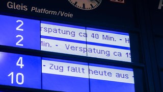 Eine Anzeigetafel zeigt Zug-Verspätungen und Zug-Ausfälle