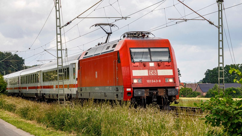 Ein Zug fähr auf der Strecke von Osnabrück nach Bremen.