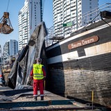 Folie wird an dem Segelschiff "Seute Deern" hochgezogen.