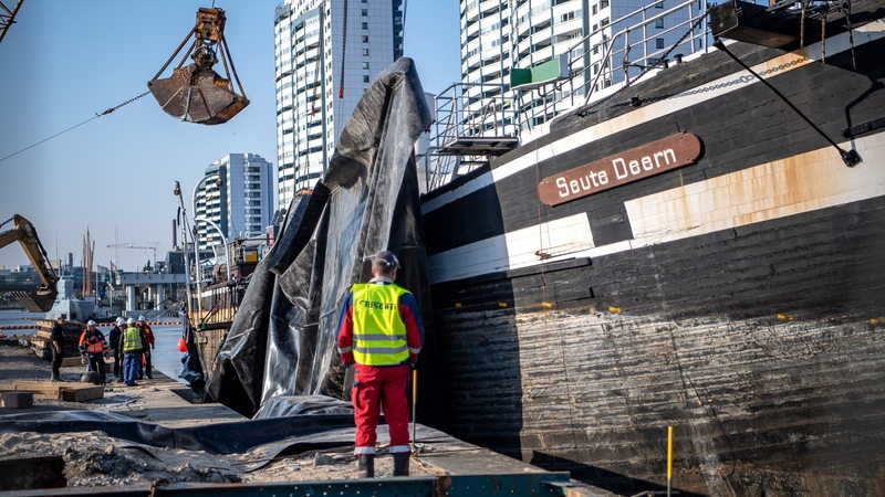 Folie wird an dem Segelschiff "Seute Deern" hochgezogen.