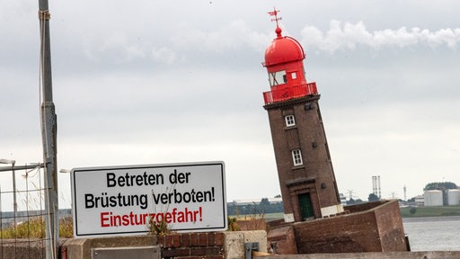 Der schief stehende Molenturm in Bremerhaven.