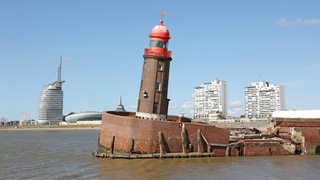 Der abgesackte Molenturm in Bremerhaven. In der Nacht zum Donnerstag hatte sich die Nordmole, an deren Spitze das Leuchtfeuer mit dem roten Haupt steht, abgesenkt, wobei der rund 20 Meter hohe Turm in eine bedrohliche Schieflage geriet. 