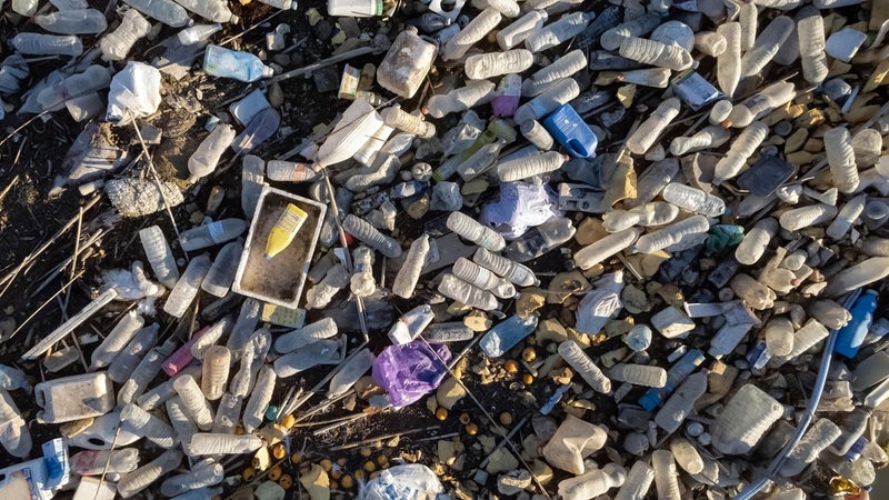 Ein Haufen von Plastikmüll im Meer
