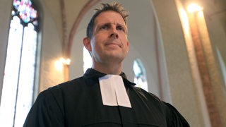 Olaf Latzel, Pastor der Bremer St. Martini-Gemeinde, steht in der St. Martini Kirche.