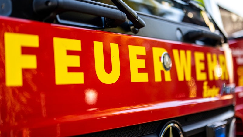 Ein Einsatzwagen der Feuerwehr steht in einer Einfahrt. 