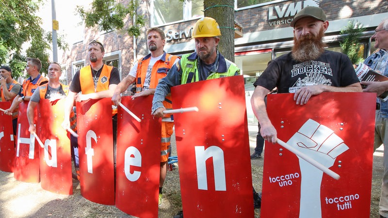 Kundgebung der Hafenarbeiter in Bremen