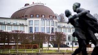 Das historische Park Hotel steht am Hollersee im Bürgerpark. 