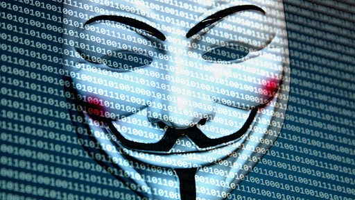 Anonymous Maske, Darstellung mit einem Binärcode. Foto mit Composing als Symbolbild für das Hackernetzwerk Anonymous. 