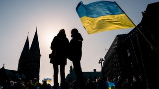 Die ukrainische Nationalflagge weht auf dem Bremer Domshof im Wind. 
