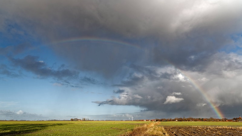 Ein Regenbogen spannt sich über Ostfriesland.