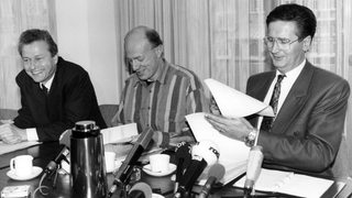 Die Verhandlungsführer Claus Jäger (FDP), Ralf Fücks (Grüne) und Klaus Wedemeier (SPD) am 22.10.1991 auf einer Landespressekonferenz in Bremen