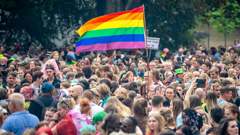 Regenbogenflagge weht über der CSD-Demo in Bremen.