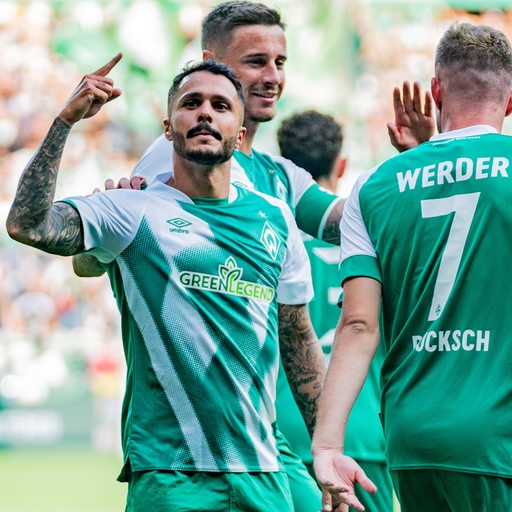 Jubel-Traube von Werder-Spieler, in der Mitte reckt Torschütze Leonardo Bittencourt kämpferisch den Finger hoch.