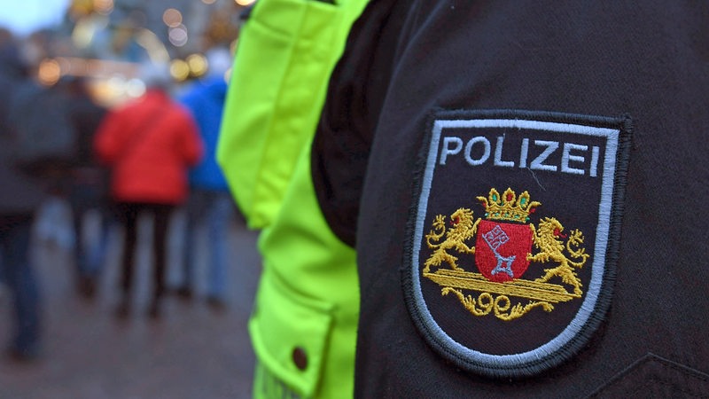 Der Arm eines Bremer Polizisten mit dem Bremer Wappen.