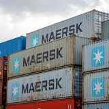 Container der Reederei Maersk lagern in einem Hafen.