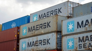 Container der Reederei Maersk lagern in einem Hafen.