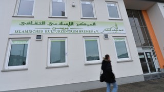 Ein Passant geht in Bremen am Islamischen Kulturzentrum vorbei. 