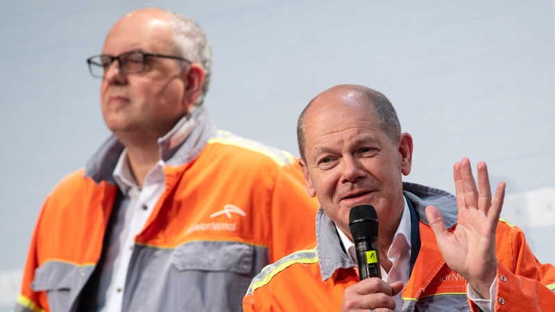 Scholz besucht das Stahlwerk Arcelormittal mit Bovenschulte