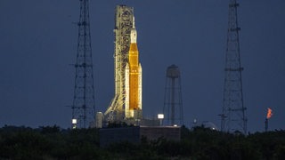 Am Weltraumbahnhof in Florida ist die Raumfähre "Orion" auf einer Schwerlastrakete befestigt.