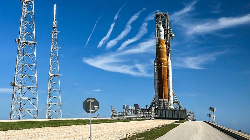 Auf einer Rakete ist das "Orion"-Raumschiff angebracht.