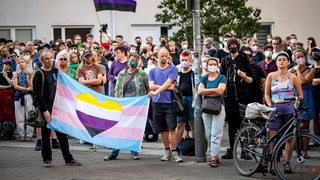 Mahnwache nach transfeindlichem Angriff in Bremen