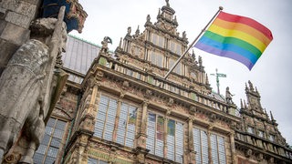 Eine Regenbogenflagge weht während des Christopher Street Days (CSD) Bremen am Rathaus.