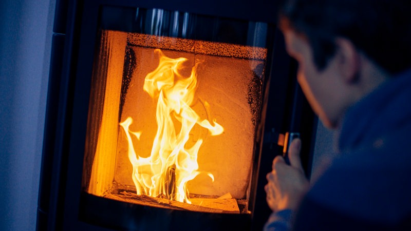 Ein Feuer brennt in einem Kaminofen in einer Wohnung. 