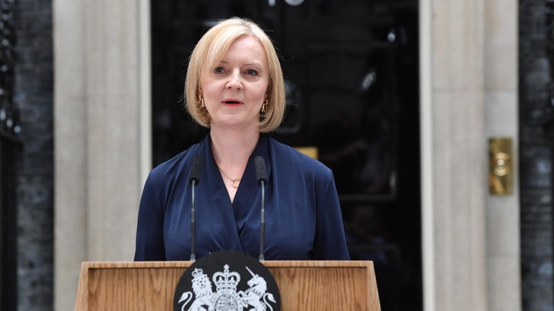 Großbritanniens neue Premierministerin Liz Truss bei ihrer ersten Rede vor der Downingstreet Nummer 10 in London