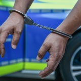 Mann in Handschellen.