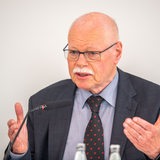 Bremens Innensenator Ulrich Mäurer (SPD) redet in ein Mikrofon. 