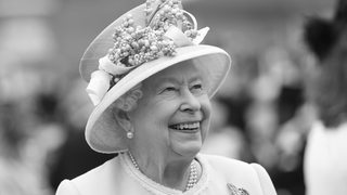 Ein schwarz-weißes Portraitfoto zeigt Queen Elizabeth II.