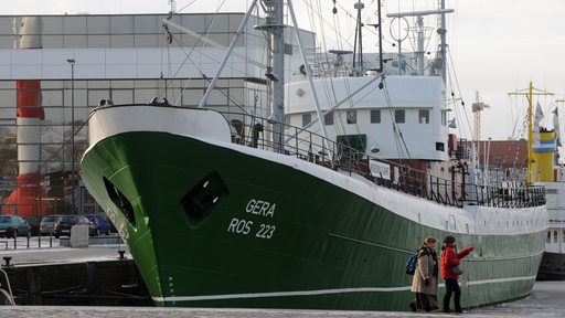 Als Museumsschiff liegt der letzte noch existierende Seitenfänger aus den Zeiten der deutschen Hochseefischerei "Gera" im Hafen des Schaufensters Fischereihafen in Bremerhaven. (Archivbild)