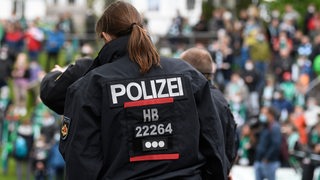 Polizisten am Weser-Stadion