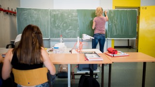 Lehrerin an der Tafel