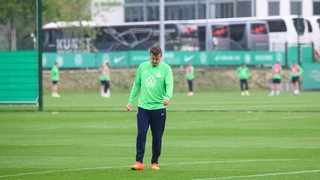 Max Kruse senkt den Kopf und läuft auf den Nebenplatz des Wolfsburger Trainingsgelände.