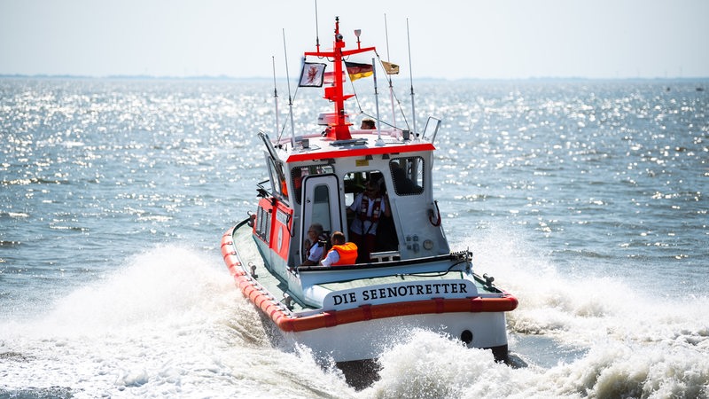 Beim Tag der Seenotretter der Deutschen Gesellschaft zur Rettung Schiffbrüchiger an der Nord- und Ostsee findet mit dem DGzRS-Boot "Peter Habig" (r.) an der Küste von Wilhelmshaven eine Vorführung statt.