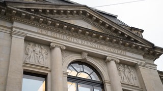 Inschrift "Den Bildenden Künsten Geweiht" an der Kunsthalle Bremen