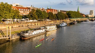 Biergarten an der Schlachte, Ausflugsboote, Kanuten, Weserpromenade, Altstadt, Weser, Hansestadt Bremen, Deutschland, Europa 