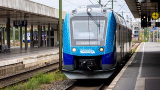 Ein Wasserstoffzug (Modell «Coradia iLint») fährt in den Hauptbahnhof Hannover ein. Der Wasserstoffzug des Unternehmens Alstom startete zuvor von Bremervörde aus zu einer Tour durch Deutschland. 
