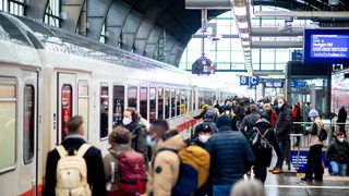 Reisende steigen am Bremer Hauptbahnhof in einen ICE ein.