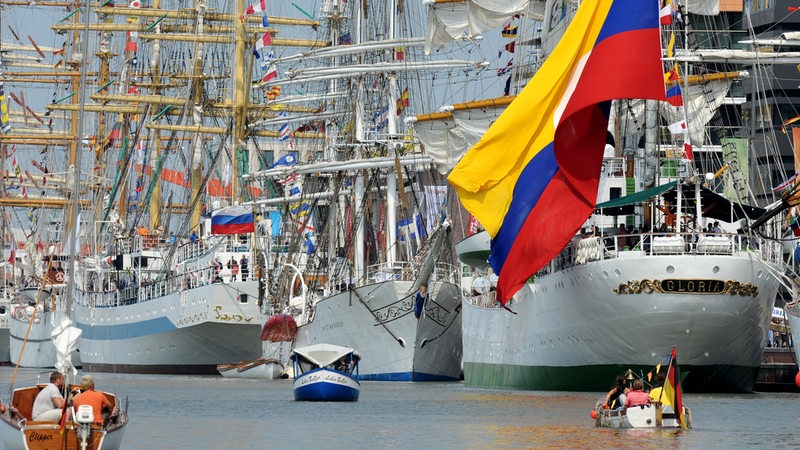 Viele geschmückte Schiffe im Bremerhavener Hafen.